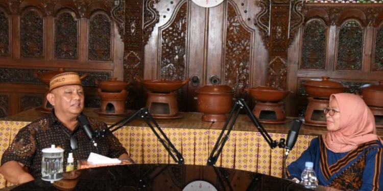 Gubernur Rusli Habibie saat diwawancarai pada Podcast Youtube Femmy Udoki di kediaman pribadinya di Kelurahan Moodu, Kota Gorontalo, Jumat (19/11/2021). Rusli membeberkan alasan badani pembentukan lima Daerah Otonomi Baru (DOB) di Provinsi Gorontalo.  (Foto: Salman)
