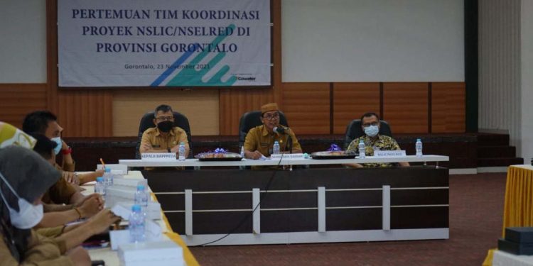 Sekretaris Daerah Provinsi Gorontalo Darda Daraba (upiah karanji) memeberikan sambutan pada pada pertemuan tim koordinasi proyek NSLIC/ NSELRED Provinsi Gorontalo, Selasa (23/11/2021), bertempat di Ballroom Karawo Lt. III Bapppeda Gorontalo. (Foto: Nova)