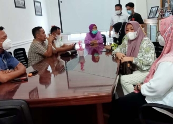 Kunjungan kerja lapangan, Aleg Dekot lakukan dialog dengan bagian hukum, sekretaris daerah (Setda) Kota Gorontalo, Rabu (24/11/2021). (Foto: Sari/gopos)