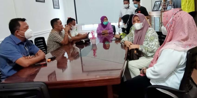Kunjungan kerja lapangan, Aleg Dekot lakukan dialog dengan bagian hukum, sekretaris daerah (Setda) Kota Gorontalo, Rabu (24/11/2021). (Foto: Sari/gopos)