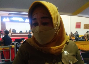Wakil Bupati Pohuwato Suharsi Igirisa saat diwawancarai terkait pembangunan Alfamart dan Indomaret di Pohuwato, Senin (22/11/2021). (Foto Yusuf)