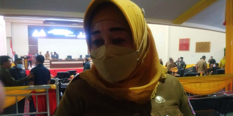 Wakil Bupati Pohuwato Suharsi Igirisa saat diwawancarai terkait pembangunan Alfamart dan Indomaret di Pohuwato, Senin (22/11/2021). (Foto Yusuf)
