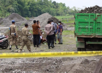 Petugas gabungan saat menyisir sudut-sudut lokasi tambang pasir yang diduga tak berizin di aliran lahar Gunung Kelud di Desa Sumbersari, Kecamatan Nglegok, Kabupaten Blitar, Jum'at (19/11/2021). (Foto: istimewa)