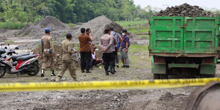 Petugas gabungan saat menyisir sudut-sudut lokasi tambang pasir yang diduga tak berizin di aliran lahar Gunung Kelud di Desa Sumbersari, Kecamatan Nglegok, Kabupaten Blitar, Jum'at (19/11/2021). (Foto: istimewa)