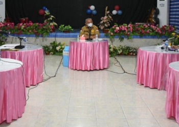 Gubernur Rusli Habibie saat berdialog di RRI Gorontalo, guna mensosialisasikan Provinsi Gorontalo kembali ketambahan satu unit kapal tol laut dari Kementrian Perhubungan RI. Kapal Motor (KM) Sabuk Nusantara 76 nantinya akan dilepas oleh Gubernur Rusli di Pelabuhan Gorontalo pada 5 November nanti.  (Foto: Salman)