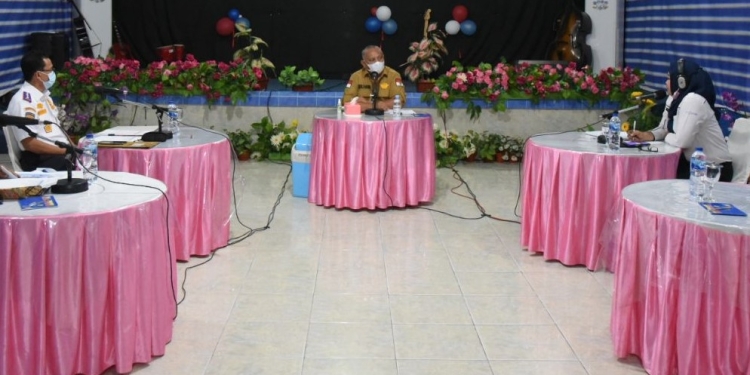 Gubernur Rusli Habibie saat berdialog di RRI Gorontalo, guna mensosialisasikan Provinsi Gorontalo kembali ketambahan satu unit kapal tol laut dari Kementrian Perhubungan RI. Kapal Motor (KM) Sabuk Nusantara 76 nantinya akan dilepas oleh Gubernur Rusli di Pelabuhan Gorontalo pada 5 November nanti.  (Foto: Salman)