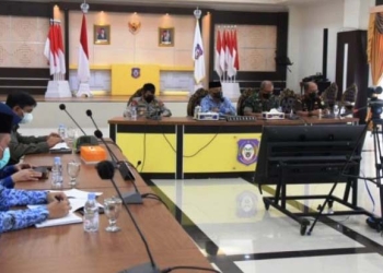 Suasana Rapat Forkopimda diperluas yg dipimpin Gubernur Rusli Habibie secara luring diikuti Forkopimda dan daring diikuti Bupati/Walikota, di Rujab Gubernur, Senin (29/11/2021). (Foto: Salman)
