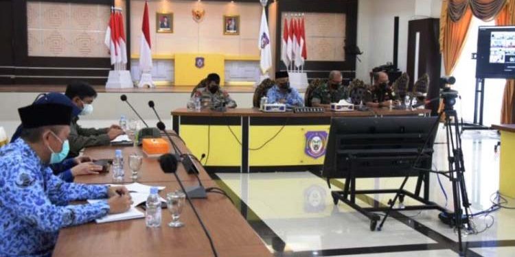 Suasana Rapat Forkopimda diperluas yg dipimpin Gubernur Rusli Habibie secara luring diikuti Forkopimda dan daring diikuti Bupati/Walikota, di Rujab Gubernur, Senin (29/11/2021). (Foto: Salman)