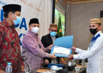 Wagub Gorontalo H. Idris Rahim (kiri tengah), menyerahkan ijazah kepada peserta Wisuda Dirosa Akbar di Hotel Grand Q, Kota Gorontalo, Sabtu (20/11/2021). (Foto: Haris)