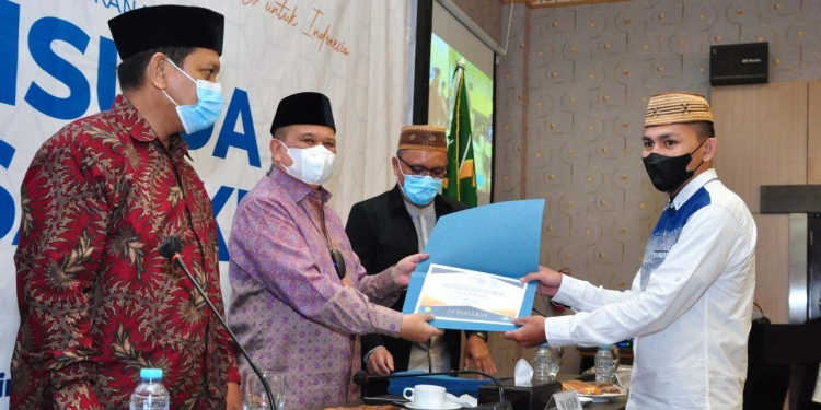 Wagub Gorontalo H. Idris Rahim (kiri tengah), menyerahkan ijazah kepada peserta Wisuda Dirosa Akbar di Hotel Grand Q, Kota Gorontalo, Sabtu (20/11/2021). (Foto: Haris)