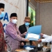Wagub Gorontalo H. Idris Rahim (kiri tengah), menyerahkan ijazah kepada peserta Wisuda Dirosa Akbar di Hotel Grand Q, Kota Gorontalo, Sabtu (20/11/2021). (Foto: Haris)