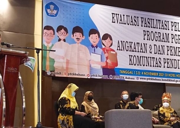 Bupati Gorontalo, Nelson Pomalingo saat menjadi pemateri pada kegiatan Evaluasi fasilitasi pelaksanaan program PGP Angkatan 2 dan dengan pembentukan komunitas Pendidikan di Horison Grand Serpong, Kota Banten. Senin (01/11/2021). (Foto : Istimewa)