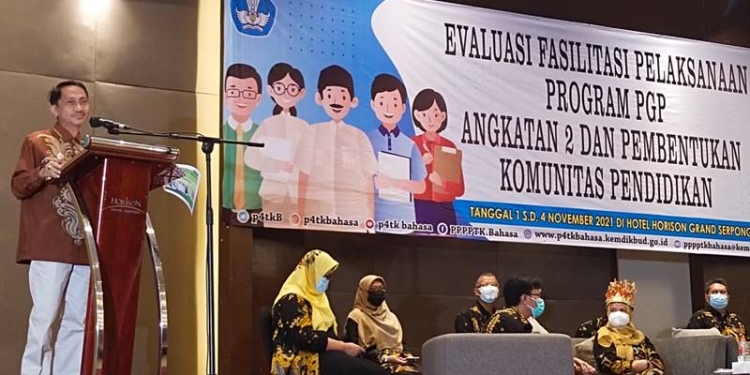 Bupati Gorontalo, Nelson Pomalingo saat menjadi pemateri pada kegiatan Evaluasi fasilitasi pelaksanaan program PGP Angkatan 2 dan dengan pembentukan komunitas Pendidikan di Horison Grand Serpong, Kota Banten. Senin (01/11/2021). (Foto : Istimewa)