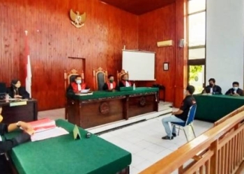 Majelis Hakim Pengadilan Negeri Kota Palopo menjatuhkan vonis tiga bulan penjara. Kepada jurnalis Asrul di Ruang Kusuma Atmadja, Pengadilan Negeri Palopo, Selasa 23 November 2021. (Foto : Istimewa)