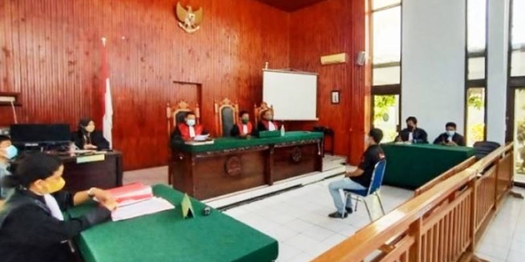 Majelis Hakim Pengadilan Negeri Kota Palopo menjatuhkan vonis tiga bulan penjara. Kepada jurnalis Asrul di Ruang Kusuma Atmadja, Pengadilan Negeri Palopo, Selasa 23 November 2021. (Foto : Istimewa)