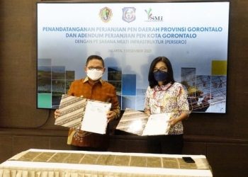 penandatanganan adendum dana PEN Kota Gorontalo, antara Wali Kota Gorontalo, Marten Taha dengan pimpinan PT. SMI selaku pengelola dana PEN di Jakarta, Rabu (1/12/2021). Foto (Diskominfo Kota Gorontalo