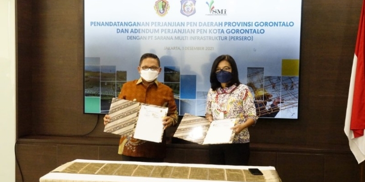 penandatanganan adendum dana PEN Kota Gorontalo, antara Wali Kota Gorontalo, Marten Taha dengan pimpinan PT. SMI selaku pengelola dana PEN di Jakarta, Rabu (1/12/2021). Foto (Diskominfo Kota Gorontalo