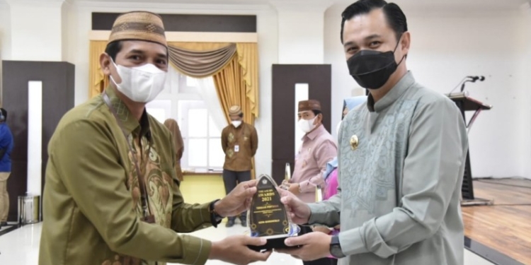 Wakil Wali Kota Gorontalo saat menerima penyerahan Treasury Award 2021 yang dirangkaikan dengan penyerahan DIPA, alokasi rincian transfer daerah dan dana desa yang dilaksanakan Direktorat Jenderal (Dirjen) Perbendaharaan Kantor Wilayah Dirjen perbendaharaan Provinsi Gorontalo di Aula Rumah Jabatan Gubernur, Kamis (2/12/2021). Foto istimewa