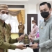 Wakil Wali Kota Gorontalo saat menerima penyerahan Treasury Award 2021 yang dirangkaikan dengan penyerahan DIPA, alokasi rincian transfer daerah dan dana desa yang dilaksanakan Direktorat Jenderal (Dirjen) Perbendaharaan Kantor Wilayah Dirjen perbendaharaan Provinsi Gorontalo di Aula Rumah Jabatan Gubernur, Kamis (2/12/2021). Foto istimewa