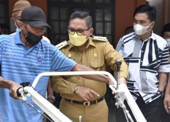 Wali Kota Gorontalo, Marten Taha saat menyerahkan bantuan alat mesin kepada petani. Foto (Diskominfo Kota Gorontalo