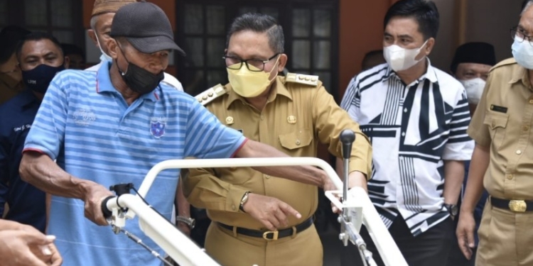 Wali Kota Gorontalo, Marten Taha saat menyerahkan bantuan alat mesin kepada petani. Foto (Diskominfo Kota Gorontalo