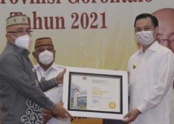 Wakil Wali Kota Gorontalo, Ryan Kono saat menerima penghargaan BKN Award. Foto istimewa