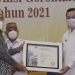 Wakil Wali Kota Gorontalo, Ryan Kono saat menerima penghargaan BKN Award. Foto istimewa