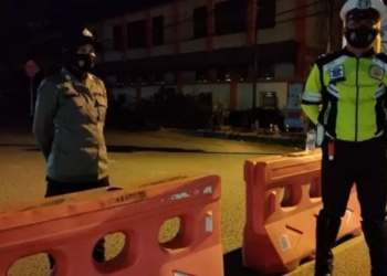 Personel Polres Gorontalo Kota saat melakukan penyekatan jalan. Foto istimewa