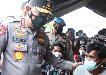 Sebelum ke Gorontalo Kamis (15/12/2021), Kapolri Jenderal Listyo Sigit Prabowo meninjau kegiatan vaksin massal di Lapangan Sorumba, Kabupaten Konawe Selatan, Sulawesi Tenggara (Sultra), Rabu (15/12/2021). (Foto: Humas Polri)