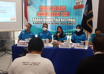Kepala BNNK Bone Bolago, Rakhma Hubu (tengah) bersama jajaran BNNK Bone Bolango menyampaikan press rilis akhir tahun 2021 di kantor BNNK Bone Bolango, Jumat (24/12/2021). (hasan/gopos)