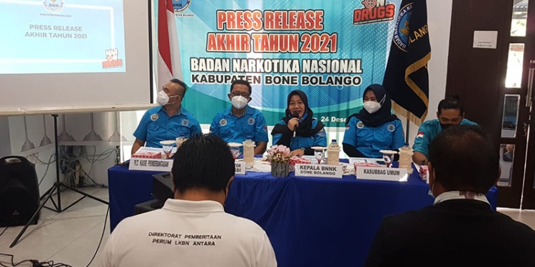 Kepala BNNK Bone Bolago, Rakhma Hubu (tengah) bersama jajaran BNNK Bone Bolango menyampaikan press rilis akhir tahun 2021 di kantor BNNK Bone Bolango, Jumat (24/12/2021). (hasan/gopos)