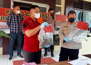 Kapolres Gorontalo Kota, AKBP Suka Irawanto menunjukkan barang bukti dalam perkara penikaman seorang pemuda di Jl. Andalas Kota Gorontalo, Selasa (7/12/2021). (sari/gopos)