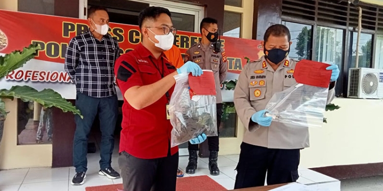 Kapolres Gorontalo Kota, AKBP Suka Irawanto menunjukkan barang bukti dalam perkara penikaman seorang pemuda di Jl. Andalas Kota Gorontalo, Selasa (7/12/2021). (sari/gopos)