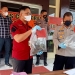 Kapolres Gorontalo Kota, AKBP Suka Irawanto menunjukkan barang bukti dalam perkara penikaman seorang pemuda di Jl. Andalas Kota Gorontalo, Selasa (7/12/2021). (sari/gopos)