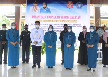 Bupati Bone Bolango, Hamim Pou didampingi Ketua Tim Penggerak PKK Kabupaten Lolly Junus saat berfoto bersama usai proses pelantikan 14 Ketua Tim Penggerak PKK Kecamatan. (Foto Irul/Diskominfo)