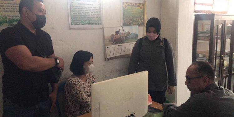 Tim Tangkap Buronan (Tabur) Kejati Gorontalo, juga dibantu tim intelijen Kejati Sulawesi Utara, sedang mengamankan DPO, JCS alias Karli, di Kejati Sulut, Kamis (2/12/2021). Foto : istimewa