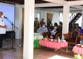 Gubernur Gorontalo Rusli Habibie saat memberikan sambutan dalam mendampingi kunjungan Komisi II DPR RI di Desa Tolotio, Kecamatan Bonepantai, Kabupaten Bone Bolango, Jumat (10/12/2021). Rusli menunjukkan komitmennya untuk mengawal calon Daerah Otonom Baru (DOB) Kabupaten Bone Pesisir hingga disetujui pemerintah. (Foto: Salman)