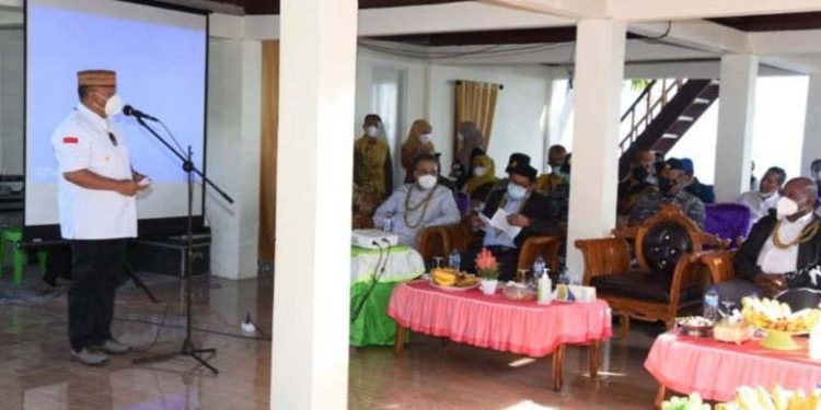 Gubernur Gorontalo Rusli Habibie saat memberikan sambutan dalam mendampingi kunjungan Komisi II DPR RI di Desa Tolotio, Kecamatan Bonepantai, Kabupaten Bone Bolango, Jumat (10/12/2021). Rusli menunjukkan komitmennya untuk mengawal calon Daerah Otonom Baru (DOB) Kabupaten Bone Pesisir hingga disetujui pemerintah. (Foto: Salman)