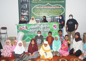MSG dan Rise Manajemen saat menyalurkan bantuan ke Panti Asuhan Ummul Mukminin, Keluhuran Hutuo, Kecamatan Limboto, Kabupaten Gorontalo, Jumat (17/12/2021). (Foto: Putra/Gopos)