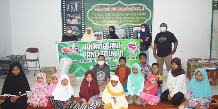 MSG dan Rise Manajemen saat menyalurkan bantuan ke Panti Asuhan Ummul Mukminin, Keluhuran Hutuo, Kecamatan Limboto, Kabupaten Gorontalo, Jumat (17/12/2021). (Foto: Putra/Gopos)