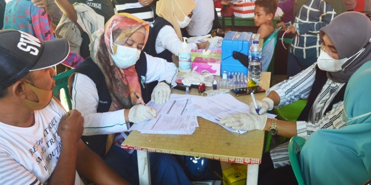 GEBYAR VAKSINASI - Pelaksanaan gebyar vaksinasi oleh MSG, Rise Manajemen. dan polres Gorontalo di wisata pemandian Pentadio Resort Desa Pentadio Barat, Kecamatan Telaga Biru, Kabupaten Gorontalo, Sabtu (18/12/2021). (Foto: Putra/Gopos)