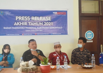 Kepala BNN Kabupaten Gorontalo, Roy Bau (kedua dari kiri) saat memberikan arahan  dalam kegiatan Press Release Akhir Tahun 2021 di Kantor BNNK Gorontalo, Jumat (24/12/2021). (Foto: Putra/Gopos)