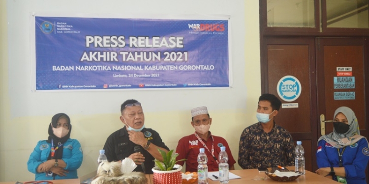 Kepala BNN Kabupaten Gorontalo, Roy Bau (kedua dari kiri) saat memberikan arahan  dalam kegiatan Press Release Akhir Tahun 2021 di Kantor BNNK Gorontalo, Jumat (24/12/2021). (Foto: Putra/Gopos)