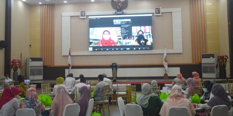 DETEKSI DINI TUBERSULOSIS - Pelaksanaan Workshop Optimalisasi standar pelayanan kesehatan (SPM) untuk dalam pencapaian target eliminasi tahun 2030 di Rumah Dinas Wali Kota Gorontalo, Rabu (29/12/2021). (Foto: Putra/Gopos)