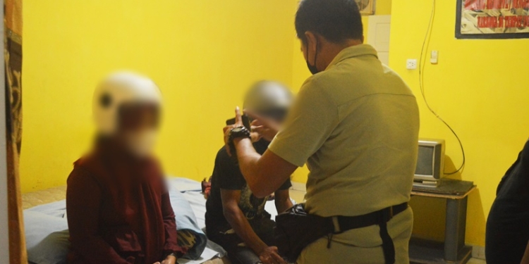 OPERASI PEKAT OTANAHA II - Polda Gorontalo saat melaksanakan operasi pekat dan menemukan pasangan non- murim di salah satu penginapan, Sabtu (11/12/2021) (Foto: Putra/Gopos)