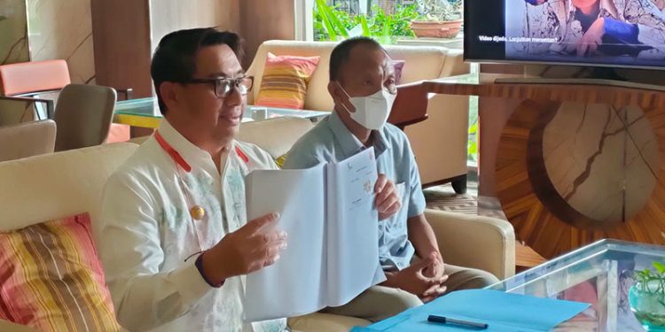 Bupati Hamim Pou saat mengikuti penandatanganan perjanjian pinjaman Pemulihan Ekonomi Nasional via zoom meeting di Hotel Aston Manado, Kamis (30/12/2021). (Foto Istimewa)