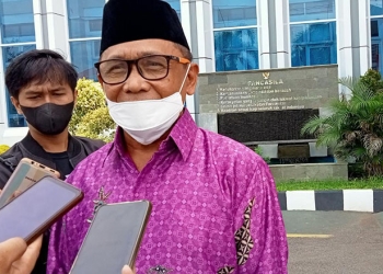 Mantan Bupati Bualemo, Darwis Moridu hadiri panggilan penyidik Kejati Gorontalo, diperiksa sebagai saksi atas dugaan kasus korupsi PJU di Bolemo 2020, Kamis (2/12/2021). Foto : Sari/gopos