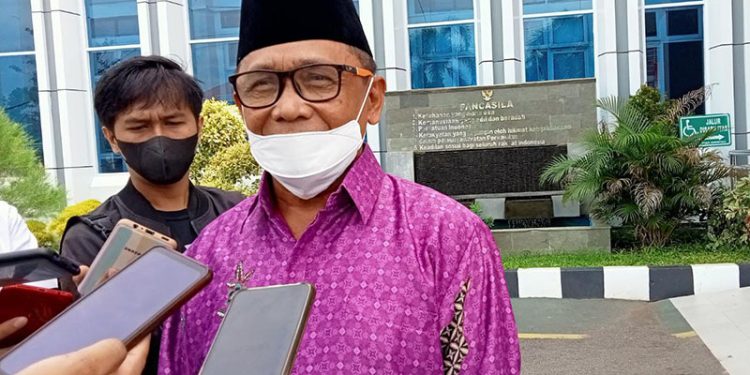 Mantan Bupati Bualemo, Darwis Moridu hadiri panggilan penyidik Kejati Gorontalo, diperiksa sebagai saksi atas dugaan kasus korupsi PJU di Bolemo 2020, Kamis (2/12/2021). Foto : Sari/gopos