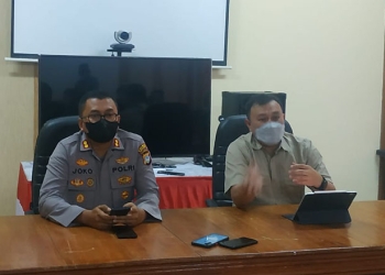 Dirreskrimsus Polda Gorontalo, Kombes Pol Deni Okvianto (kanan) bersama Kapolres Pohuwato, AKBP Joko Sulistiono, menggelar konferensi pers terkait investasi forex FX Family, Jumat (10/12/2021). (yusuf/gopos)