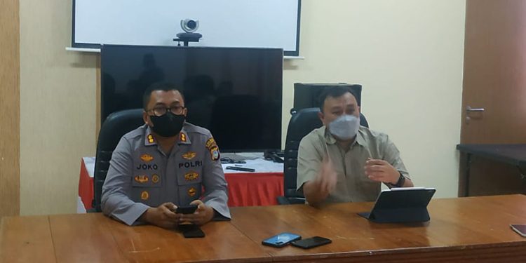 Dirreskrimsus Polda Gorontalo, Kombes Pol Deni Okvianto (kanan) bersama Kapolres Pohuwato, AKBP Joko Sulistiono, menggelar konferensi pers terkait investasi forex FX Family, Jumat (10/12/2021). (yusuf/gopos)